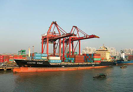 货从香港出口，还是进口到内地再出口出去?